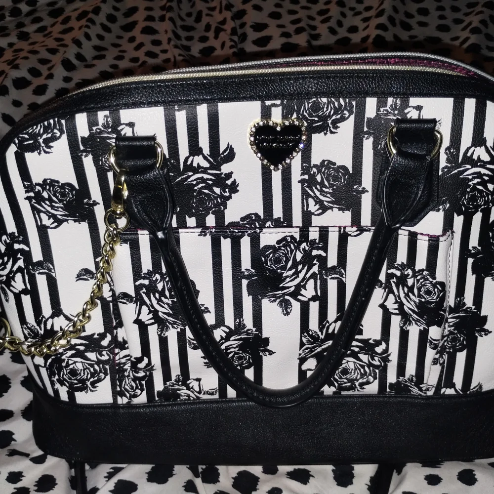 Betsey Black and White Floral Handbag - Picture 6 of 7